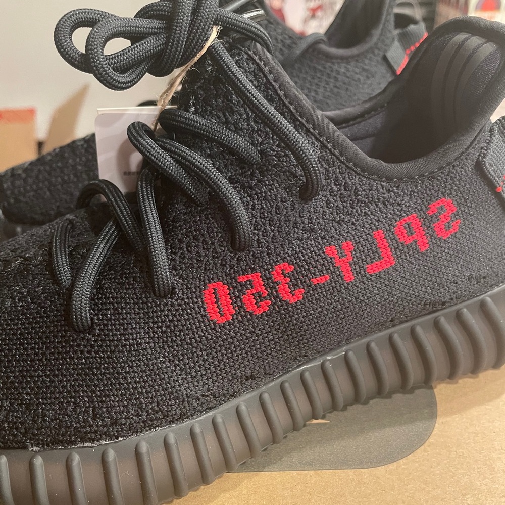 YEEZY BOOST 350 V2 ADULTS Core Black / Red
